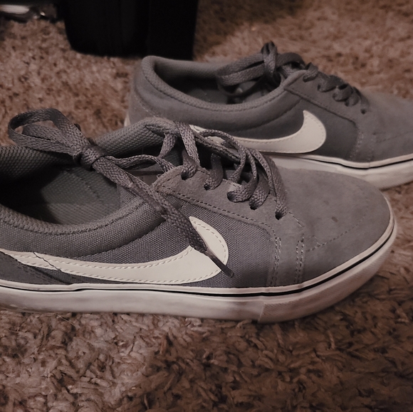 Nike - Picture 3 of 4